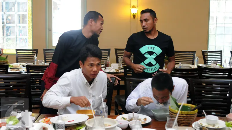 20160319-Jeda Laga, Skuat Sriwijaya FC Pilih Kuliner Bersama-Bandung