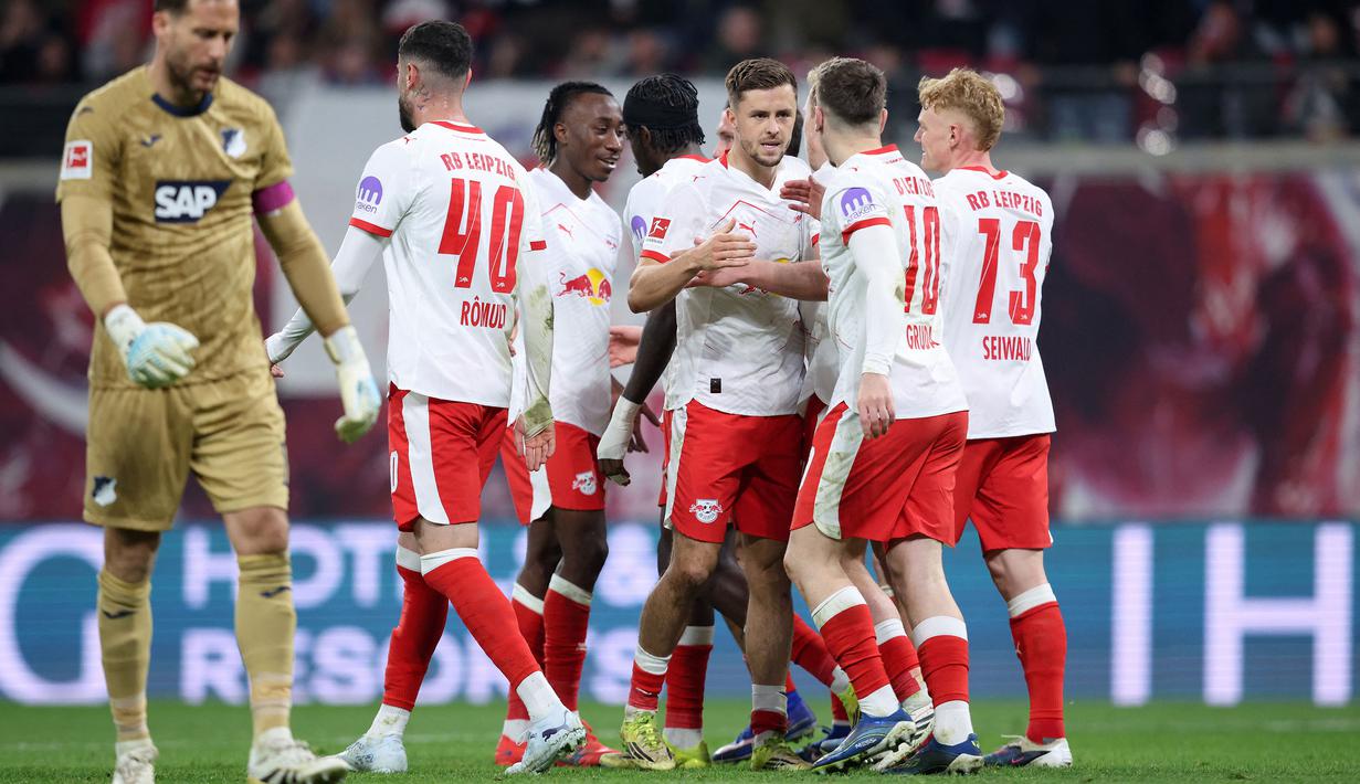 Kemenangan tersebut membuat RB Leipzig menempati posisi ketiga dengan raihan 50 poin. Hal itu juga turut memanaskan perebutan tiket liga Champions musim depan bersama VfB Stuttgart dan TSG 1899 Hoffenheim yang memiliki poin sama. (AFP/Ronny Hartmann)