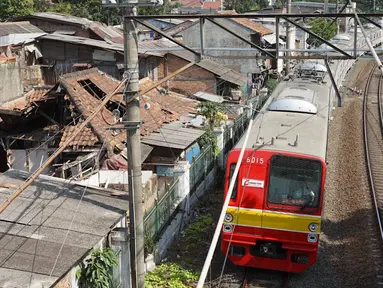 Kereta commuter line melintas di kawasan Lenteng Agung, Jakarta Selatan, Sabtu (5/10/2019). Pemprov DKI Jakarta akan menata kawasan Lenteng Agung dan Tebet terutama di bantaran rel agar tidak terkesan kumuh. (Liputan6.com/Immanuel Antonius)