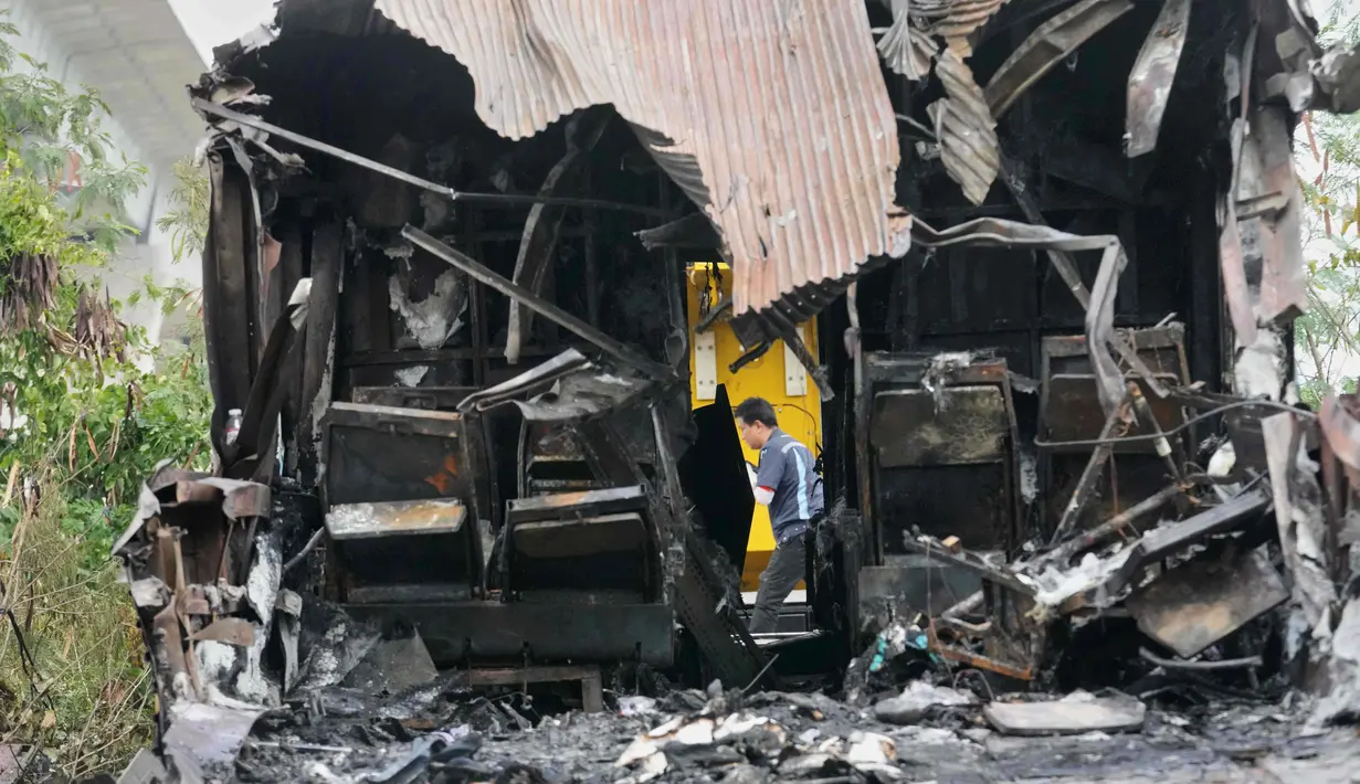 Berdasar data denah tempat duduk, kereta tersebut membawa sekitar 195 penumpang. Tampak dalam foto, seorang petugas penyelamat berjalan di tengah reruntuhan setelah sebuah crane atau derek konstruksi jatuh menimpa kereta penumpang di provinsi Nakhon Ratchasima, Thailand, Rabu 14 Januari 2026. (AP Photo/Sakchai Lalit)