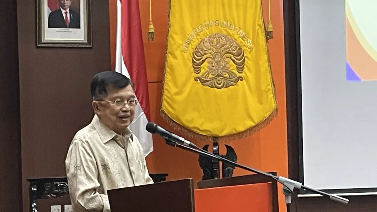 Wakil Presiden ke-10 dan 12 Republik Indonesia, Jusuf Kalla, memberikan sambutan di acara diskusi "Konsolidasi untuk Demokrasi Pasca Pemilu 2024: Oposisi atau Koalisi" yang digelar di Fakultas Ilmu Sosial Politik (FISIP) Universitas Indonesia (UI), Depok