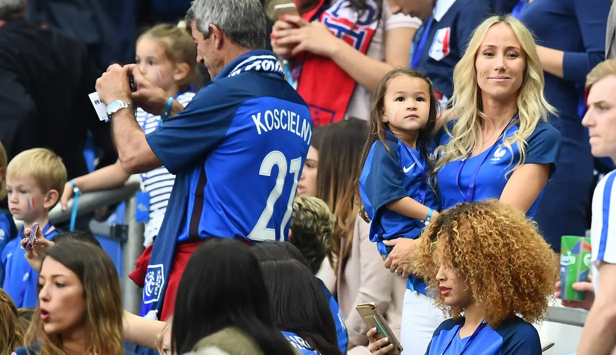 Istri Patrice Evra, Sandra Evra saat menyaksikan pertandingan antara Prancis melawan Rumania pada kualifikasi Grup A Piala Eropa 2016 di stadion Stade de France, di Saint-Denis, Paris, Prancis, (10/6). (AFP PHOTO/FRANCK FIFE)