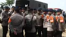 Aparat kepolisian bersiap menunggu evakuasi jenazah korban pesawat Lion Air JT 610 di Tanjung Pakis, Karawang, Jawa Barat, Senin (29/10). Pesawat membawa 178 penumpang dewasa, 1 anak-anak, 2 bayi, dan 7 awak pesawat. (Liputan6.com/Herman Zakharia)