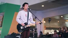 Joshua memulai karier sebagai penyanyi cilik, ia memulai rekaman menyanyi pertamanya pada tahun 1995, namun album ini tidak bisa diedarkan. Tanpa putus asa, Joshua membuat album lagi dan membuat album pertamanya Cit Cit Cuit. (Liputan6.com/IG/@jojosuherman)