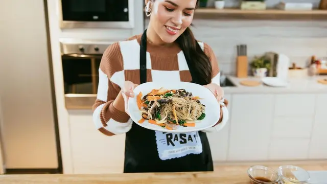 Usai Duet Bareng, Ini 6 Potret Raisa Jadi Chef Bareng Sam Kim di Dapur