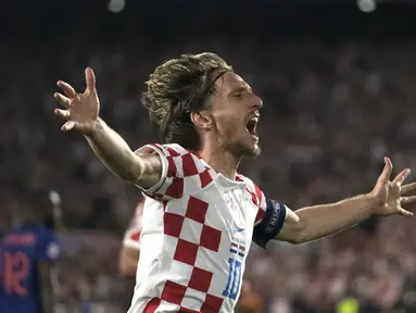 Gelandang Timnas Kroasia, Luka Modric berselebrasi setelah mencetak gol ke empat timnya ke gawang Belanda pada semifinal UEFA Nations League 2023 di Stadion De Kuip, Rotterdam, Kamis (15/6/2023) dini hari WIB. (AP Photo/Patrick Post)