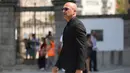 Pelatih tim nasional sepak bola Portugal, Spanyol, Roberto Martinez, pergi setelah pemakaman penyerang Liverpool asal Portugal, Diogo Jota, dan saudaranya, Andre Silva, di Gereja Induk Gondomar, di pinggiran Porto, pada 5 Juli 2025. (FILIPE AMORIM/AFP)