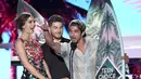 Shelley Hennig, Cody Christian dan Tyler Posey menyabet peghargaan Choice Summer TV Actress. Dalam acara 'Teen Wolf'. (Foto: Chris Pizzello/AP/Bintang.com)