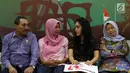 Anggota Fraksi PDIP MPR RI, Rieke Diah Pitaloka, Korban Kekerasan Seksual Baiq Nuril, Komisioner Komnas Perempuan RI, Masruchah dan Wakil Ketua LPSK, Hasto Atmojo dalam Diskusi Empat Pilar MPR, Jakarta, Rabu (21/11). (Liputan6.com/Johan Tallo)