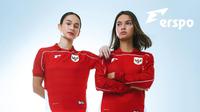 Duo penggawa Timnas Indonesia Putri, Noa Leatomu (kiri) dan Estella Loupatty dengan jersey kandang anyar. (Dok. Erspo)