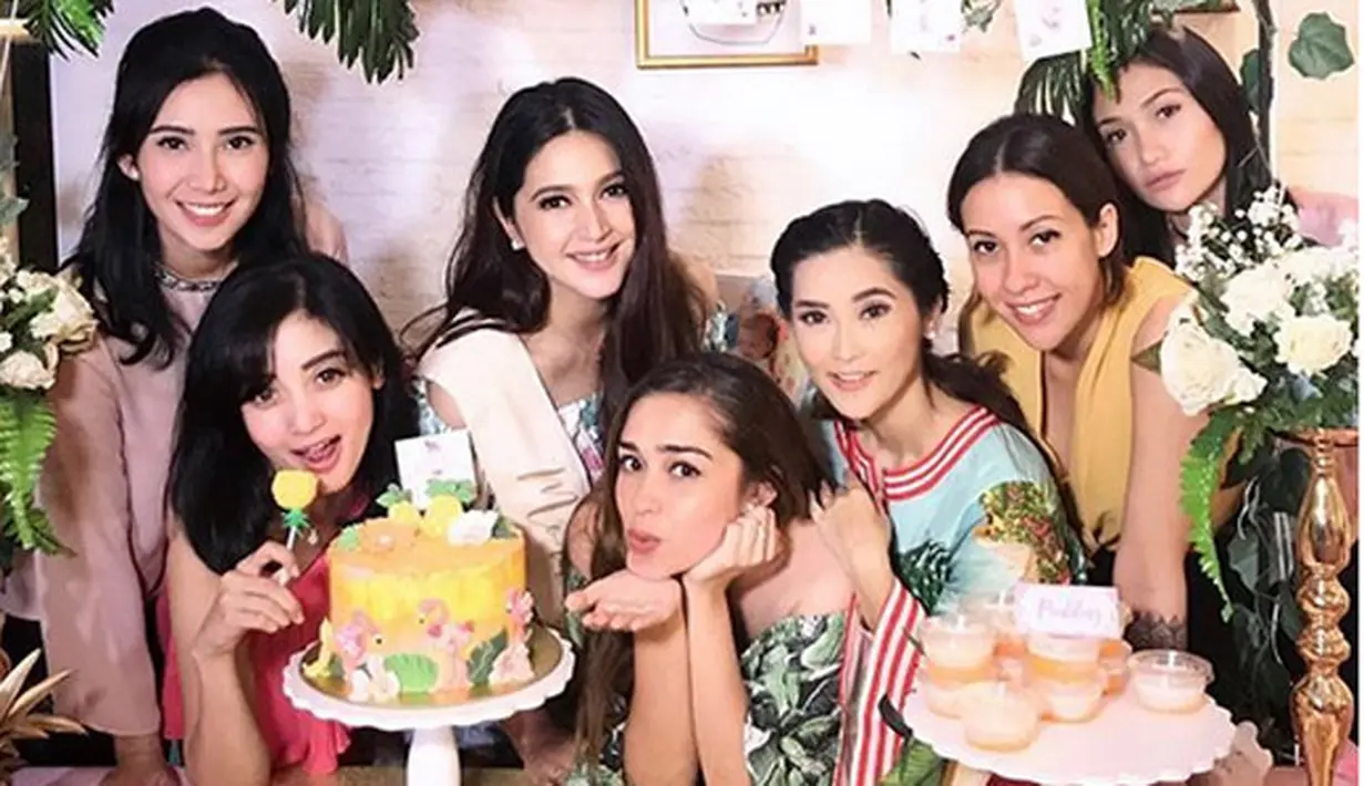 Belakangan ini makin marak mendekati kelahiran ada kejutan baby shower. Belum lama ini, artis Nabila Syakieb baru saja mendapatkan kejutan baby shower dari keluarga dan para sahabatnya. (Instagram/nsyakieb85)