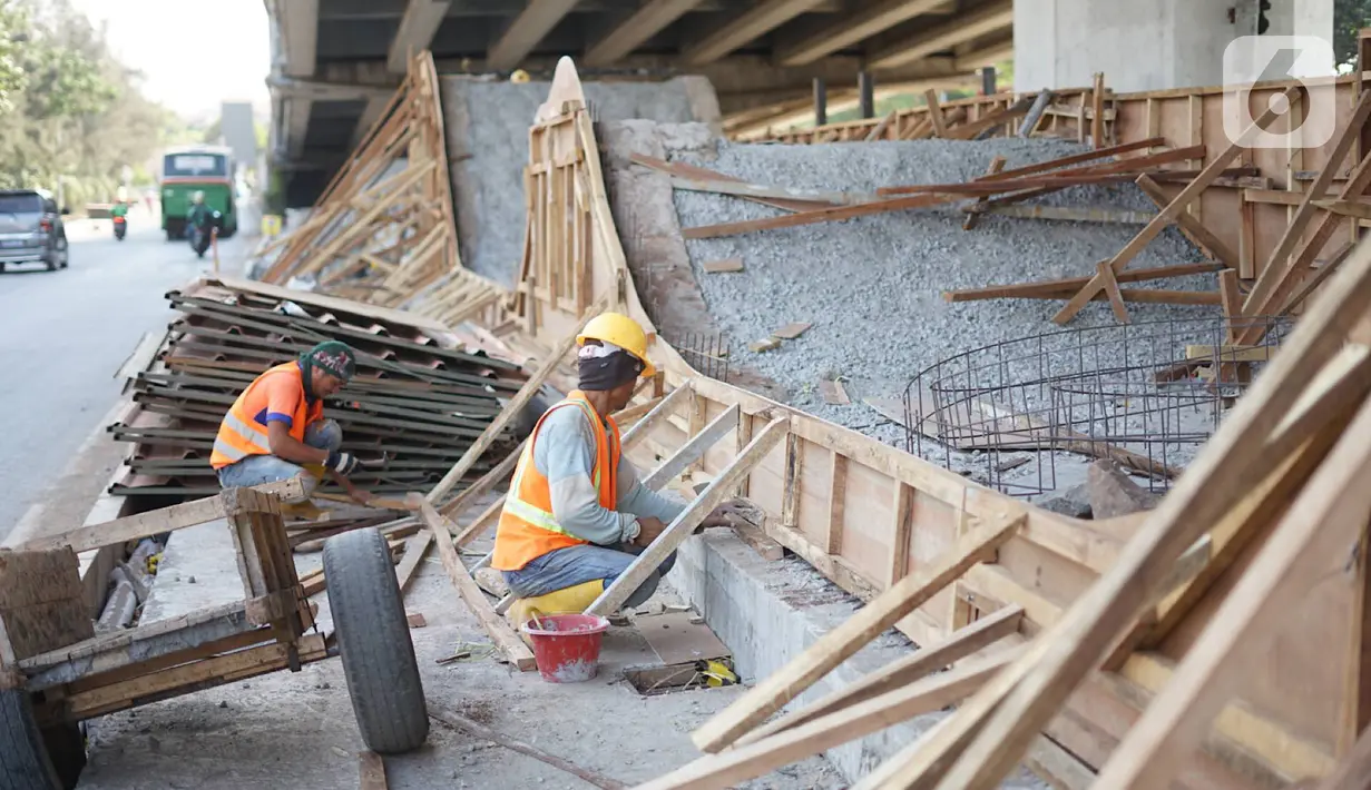 Pekerja menyelesaikan pembangunan Skatepark Pasar Rebo, Jakarta, Sabtu (5/10/2019). Skatepark Pasar Rebo ditargetkan selesai pada November 2019. (Liputan6.com/Immanuel Antonius)
