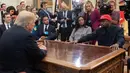 Presiden AS, Donald Trump bertemu dengan rapper Kanye West di Oval Office, Gedung Putih, Kamis (11/10). Suami Kim Kardashian itu ditemani menantu Trump sekaligus penasihat senior sang presiden, Jared Kushner. (SAUL LOEB / AFP)