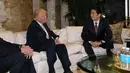 PM Jepang Shinzo Abe berbincang dengan Presiden AS terpilih Donald Trump di Trump Tower di Manhattan, New York, AS (17/18). Shinzo Abe Menjadi pemimpin asing pertama yang bertemu dengan Donald Trump. (Cabinet Public Relations Office/HANDOUT via Reuters)