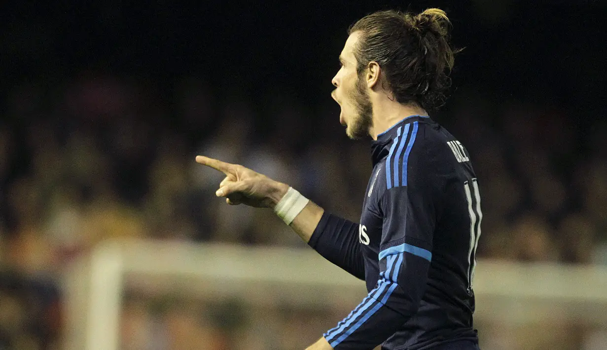 Gelandang Real Madrid, Gareth Bale melakukan selebrasi usai mencetak gol kegawang Valencia pada lanjutan liga Spanyol di stadion Mestalla, (3/1/2015). Real Madrid bermain imbang dengan Valencia dengan skor 2-2. (REUTERS/Heino Kalis)
