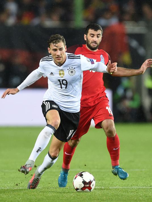 Pemain timnas Jerman, Leon Goretzka dan gelandang Azerbaijan, Rahid Amirguliyev berebut bola pada babak kualifikasi Piala Dunia 2018 zona Eropa di Stadion Fritz Walter, Minggu (8/10). Dua gol Goretzka mewarnai kemenangan Jerman 5-1 (Christof STACHE/AFP)