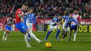 Striker Girona, Artem Dovbyk mencetak gol ketiga timnya ke gawang Alaves melalui eksekusi penalti pada laga pekan ke-17 Liga Spanyol 2023/2024 di Montilivi Stadium, Girona, Selasa (19/12/2023) dini hari WIB. (AFP/Pau Barrena)