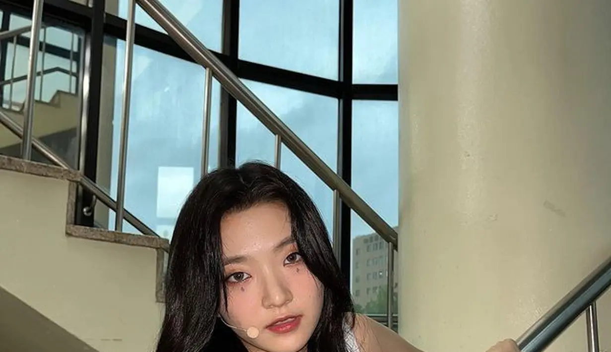 Soeun mempunyai motto hidup 'Live honestly' dan memilih IU dan Ariana Grande sebagai panutannya. (FOTO: instagram.com/_weeekly/)