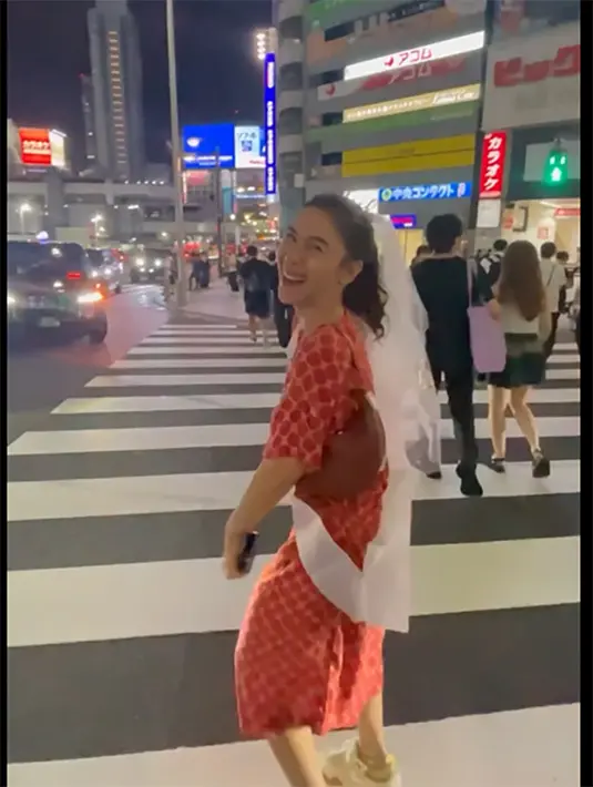 Bridal shower Adinda Thomas terkesan lebih seru karena pakai daster keliling Tokyo. Bridal shower adalah sebuah pesta yang digelar calon pengantin perempuan di sisa masa lajang. [Instagram/fitaanggriani]