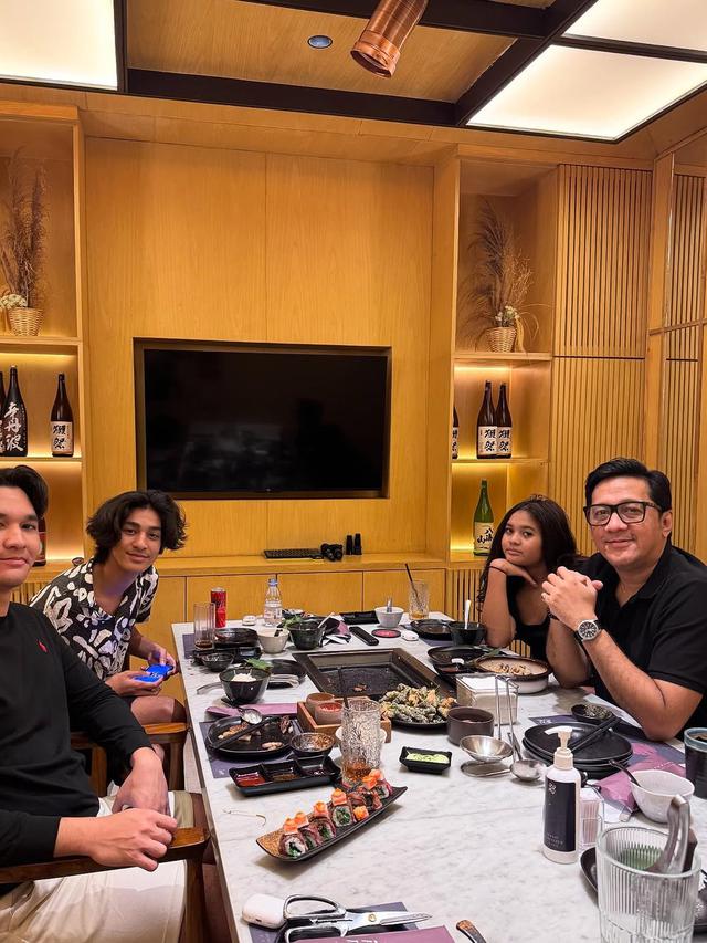 6 Potret Andre Taulany Buka Puasa Bareng Tiga Anaknya, Nikmati Makanan Jepang