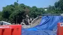 Hingga Jumat (1/8/14), Jembatan Comal yang ambles belum juga selesai diperbaiki. (Liputan6.com/Irna Gustiawati)