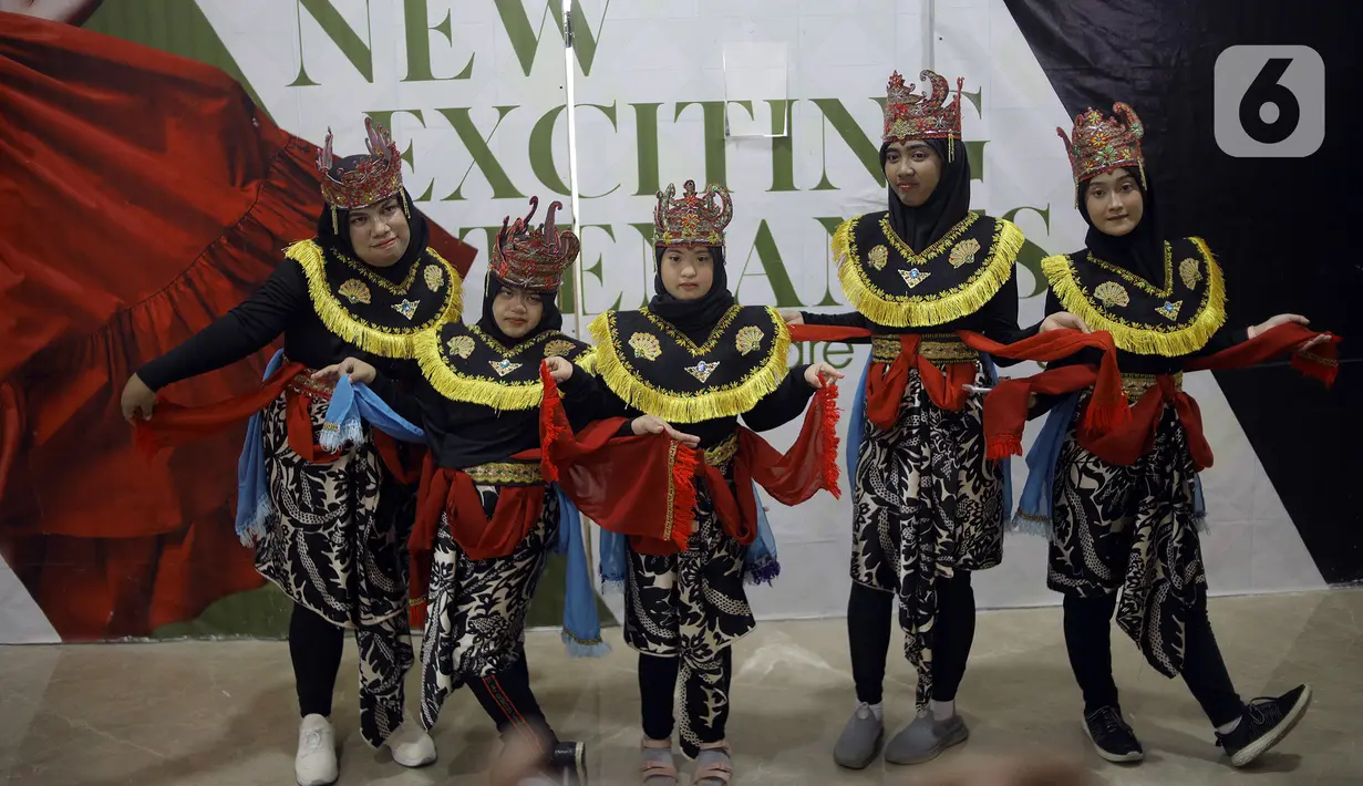 Siswa dari sekolah tari difabel Belantara Budaya Indonesia saat acara peluncuran sekolah tari tradisional gratis difabel di Margo City, Depok, Jawa Barat, Sabtu (3/12/2022). Acara yang juga sekaligus memperingati Hari Disabilitas Internasional ini menampilkan tarian tradisonal Indonesia di mana sebagian besar penarinya adalah penyandang disabilitas. (Liputan6.com/Johan Tallo)