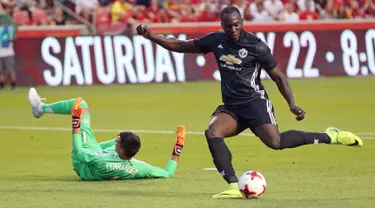 Penyerang Manchester United, Romelu Lukaku berusaha menendang bola usai melewati kiper Real Salt Lake, Lalo Fernandez pada pertandingan persahabatan di Sandy, Utah (18/7). MU menang 2-1 atas Real Salt Lake. (AP Photo / Rick Bowmer)