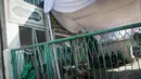 Tidak diketahui siapa yang memerintahkan puluhan anggota AMK berjaga 24 jam di kantor DPP PPP, Jakarta, (17/9/14). (Liputan6.com/Faizal Fanani) 
