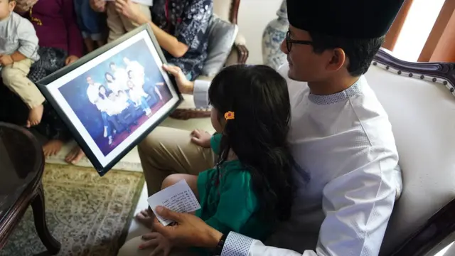 Sandiaga Jenguk Keluarga KPPS Meninggal di Surabaya