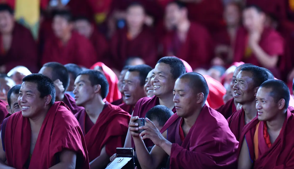 Para biksu Buddha menonton acara tarian Cham tahunan untuk berdoa agar mendapatkan panen yang baik dan kehidupan yang damai di Biara Tashilhunpo di Xigaze, Daerah Otonom Tibet, China barat daya, 22 September 2020. (Xinhua/Chogo)