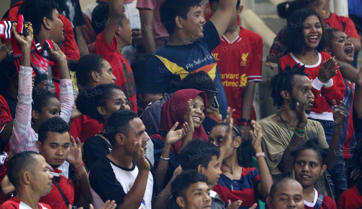 Suporter Persipura memberikan dukungan kepada Boaz dkk. saat melawan  PS TNI pada laga Torabika SC 2016 di Stadion Pakansari, Bogor, Minggu (19/6/2016). Persipura Menang 3-1. (Bola.com/Nicklas Hanoatubun)