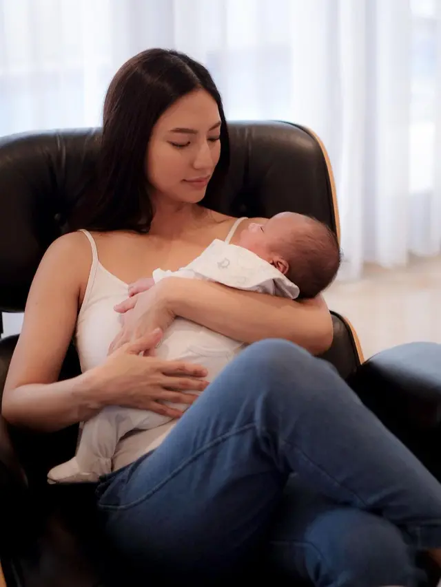 Nadia Saphira momong putra pertamanya (Foto: Instagram nadsap/birth.imwithu)