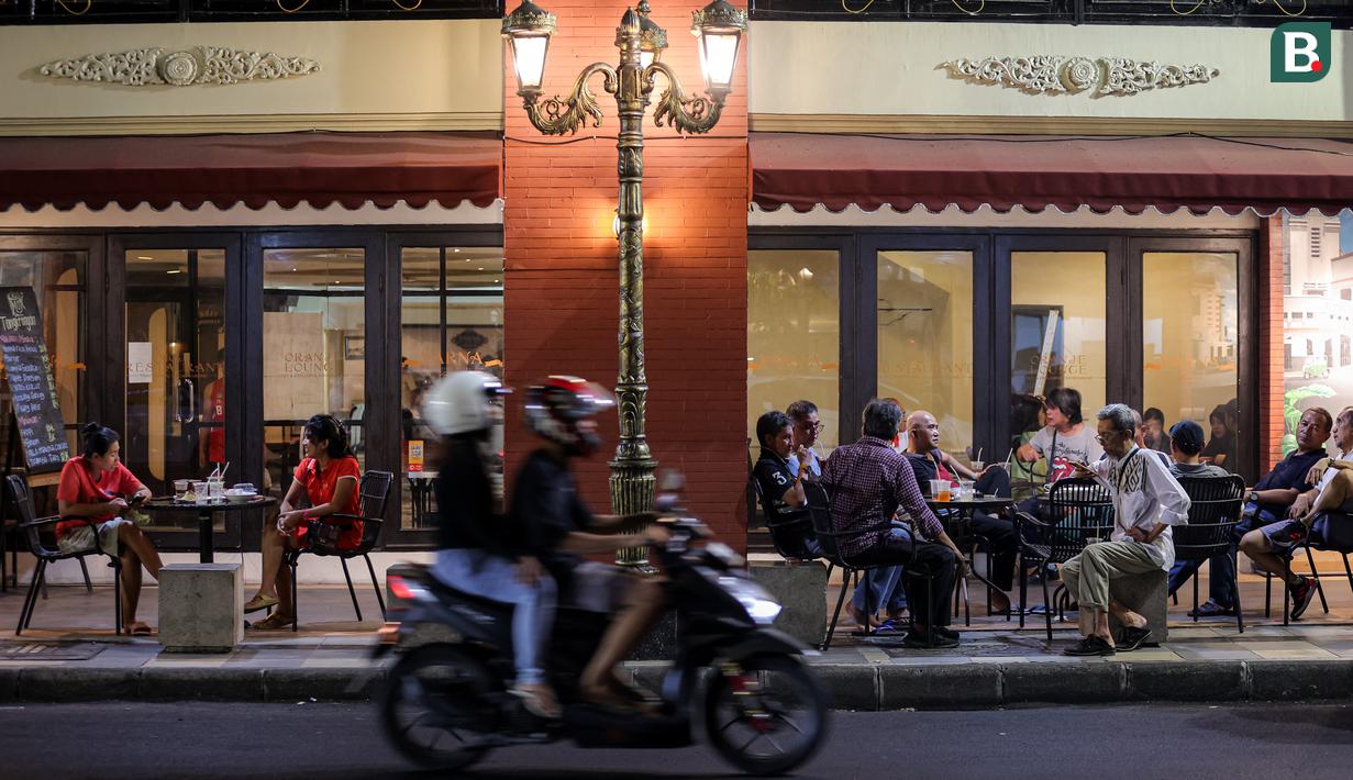 <p>Sejumlah pengunjung sedang menikmati kuliner di Jalan Tunjungan, Genteng, Surabaya, Selasa (14/11/2023). (Bola.com/Bagaskara Lazuardi)</p>