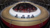 Tim balap sepeda Amerika Serikat berkompetisi pada babak kualifikasi nomor team pursuit putra UCI Track Nation Cup 2023 yang berlangsung di Jakarta International Velodrome, Rawamangun, Jakarta, Kamis (23/2/2023). (Bola.com/Bagaskara Lazuardi)