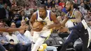 Pebasket Golden State Warriors, Kevin Durant, berusaha menghindari pebasket Denver Nuggets, Will Barton, pada laga NBA di Pepsi Center, Denver, Sabtu (4/11/2017). Warriors menang 127-108 atas Nuggets. (AP/Jack Dempsey)