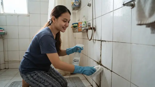 cara menghilangkan jamur di dinding kamar mandi