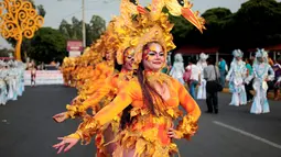Peserta berpose saat mengikuti karnaval tahunan yang disebut " Alegria por la Vida " di Managua , Nikaragua 7 Mei 2016. Dengan tampilan yang meriah, Pesera menunjukkan tarian asli dari daerah mereka masing-masing. (REUTERS / Oswaldo Rivas)