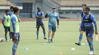 Robert Alberts saat memimpin skuad Persib Bandung berlatih. (Bola.com/Erwin Snaz)