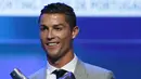 Cristiano Ronaldo menunjukan piala Pemain Terbaik UEFA 2016/17 di Grimaldi Forum, Monaco (24/8). Ronaldo berhasil meraih dua penghargaan yaitu, Penyerang Terbaik Liga Champions dan Pemain Terbaik UEFA 2016/17. (AP Photo/Claude Paris)