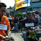 Tersangka saat rekonstruksi pembunuhan dan pencurian juragan beras Mamat Syurohmat yang terjadi pada 21 Maret lalu di Ciracas, Jakarta, Kamis (17/6/2015). Tujuh orang pelaku memperagakan 20 adegan rekonstruksi. (Liputan6.com/Yoppy Renato)