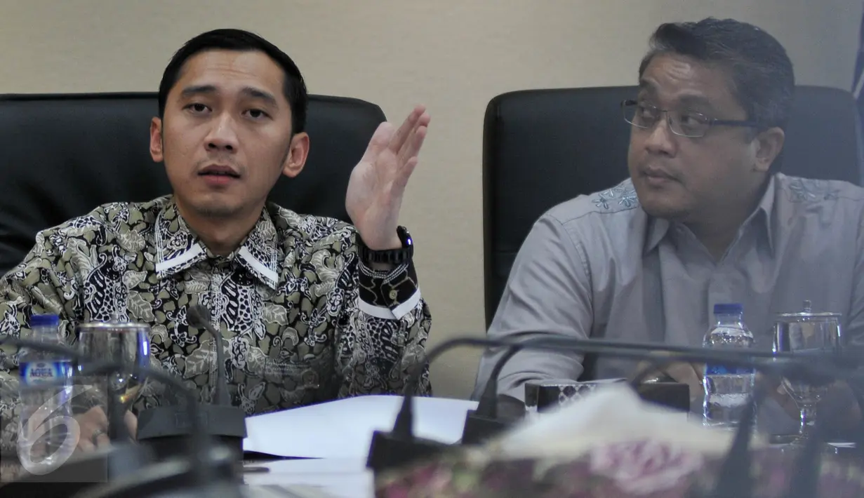 Ketua Fraksi Partai Demokrat Edhie Baskoro Yudhoyono (kiri) memberikan keterangan di Ruang Fraksi, Senayan, Jakarta, Rabu (20/1/2016). Ibas mengaku keberatan atas wacana merevisi UU tentang Pemberantasan Terorisme dan BIN. (Liputan6.com/Johan Tallo)