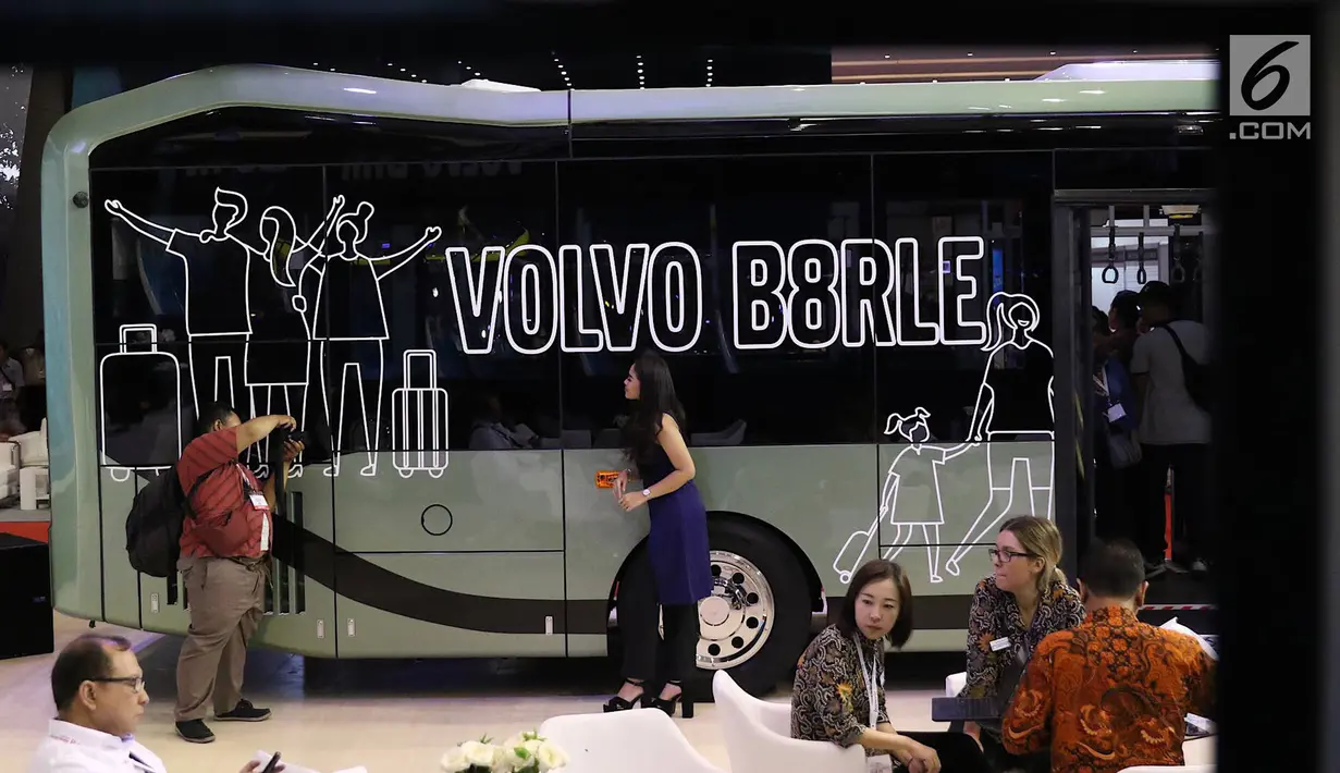 Pengunjung berpose dengan kendaraan yang dipajang dalam pameran Indonesia Classic N Unique Bus 2019 di JIExpo Kemayoran, Jakarta, Rabu (20/3). Pameran ini berlangsung pada 20-22 Maret 2019. (Liputan6.com/Immanuel Antonius)