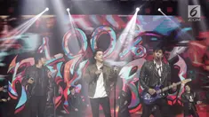 Band Anak Langit tampil menghibur penonton dalam acara SCTV Music Awards 2018 di Studio Emtek, Jakarta, Selasa (27/4). SCTV Music Awards 2018 adalah ajang penghargaan bagi para musisi tanah air yang digelar setiap tahun. (Liputan6.com/Faizal Fanani)