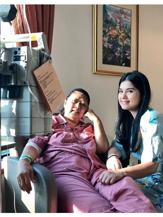 Potret Annisa Pohan setia temani Ani Yudhoyono