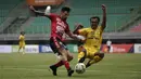 Striker Bali United, Stefano Lilipaly, berebut bola dengan pemain Bhayangkara FC pada laga Shopee Liga 1 di Stadion Patriot Chandrabhaga, Bekasi, Jumat (13/9). Bhayangkara bermain imbang 0-0 atas Bali United. (Bola.com/Yoppy Renato)