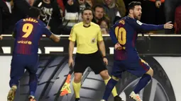 Gelandang Barcelona, Lionel Messi, melakukan protes karena golnya dianulir saat melawan Valencia pada laga La Liga Spanyol di Stadion Mestalla, Valencia, Minggu (26/11/2017). Kedua klub bermain imbang 1-1. (AFP/Jose Jordan)