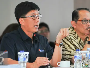 Dirut SCTV, Sutanto Hartono (kiri) saat memaparkan proposal  Evalusi Dengar Pendapat (EDP) di kantor KPID, Jakarta, Senin (16/5). EDP bertujuan memberi penilaian terhadap rencana program siaran pengelola televisi (Liputan6.com/Yoppy Renato)