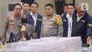 Kapolda Metro Jaya Irjen Karyoto (tengah) mengecek barang bukti yang disita terkait kasus dugaan penyalahgunaan wewenang pemblokiran situs judi online yang melibatkan pegawai Kementerian Komunikasi dan Digital (Komdigi). (Liputan6.com/Herman Zakharia)