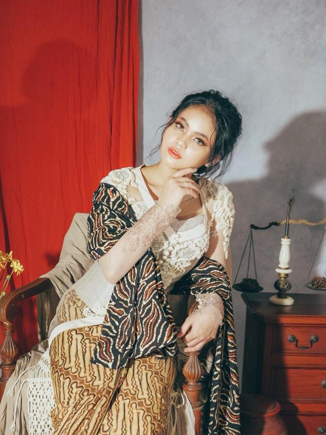 Tampil Anggun, Ini 7 Pemotretan Putri DA 4 dalam Balutan Kebaya