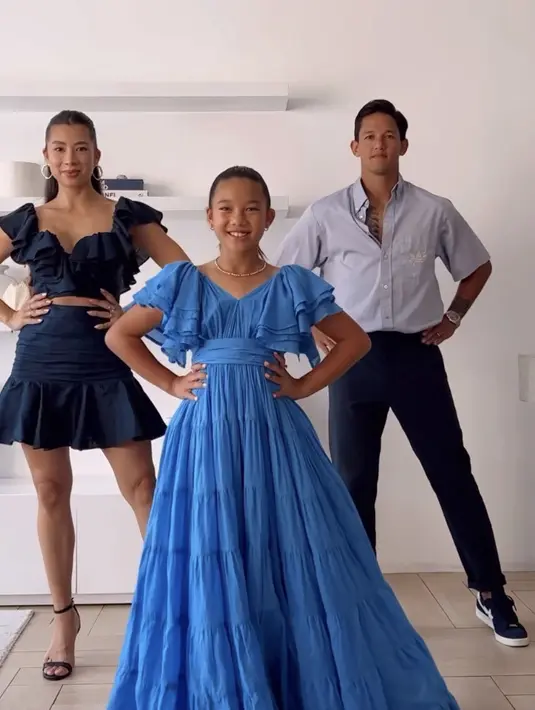 Saat wisuda, Kiyomi nampak anggun mengenakan dress ruffle panjang warna biru dengan aksesori kalungnya. (@jenniferbachdim)